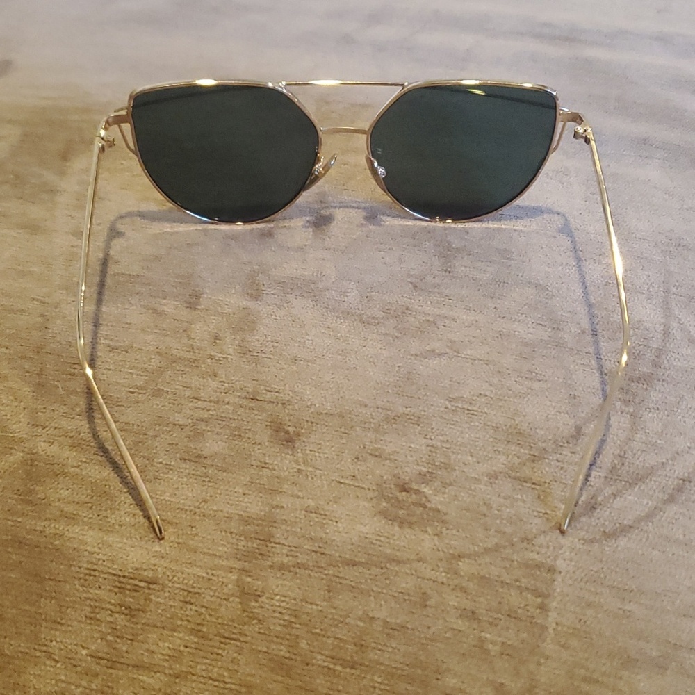 rose gold aviator-style sunglasses with gradient or reflective lenses. - Picture 4 of 4